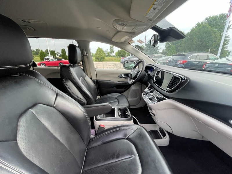 Chrysler Pacifica Vehicle Image 03