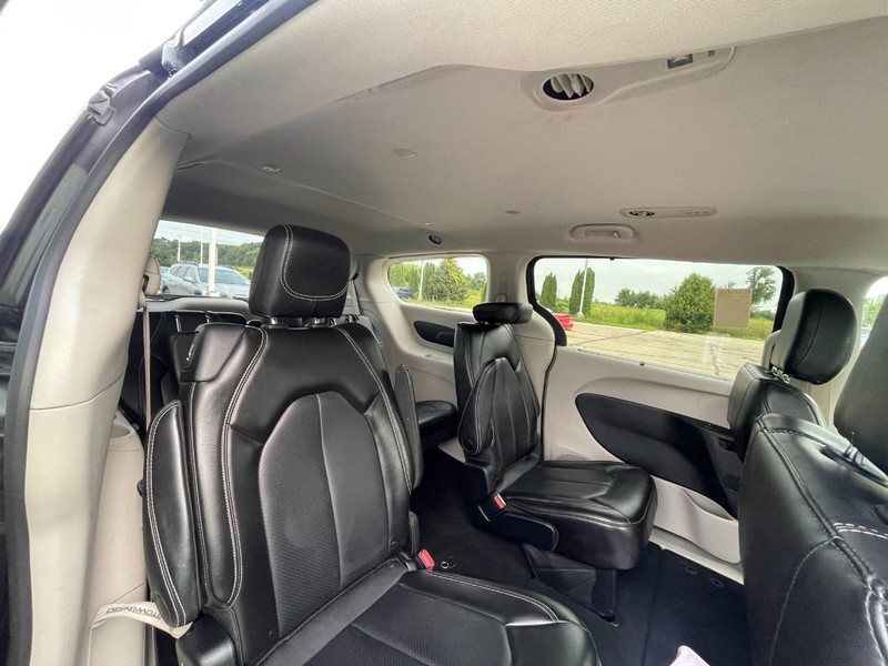 Chrysler Pacifica Vehicle Image 04