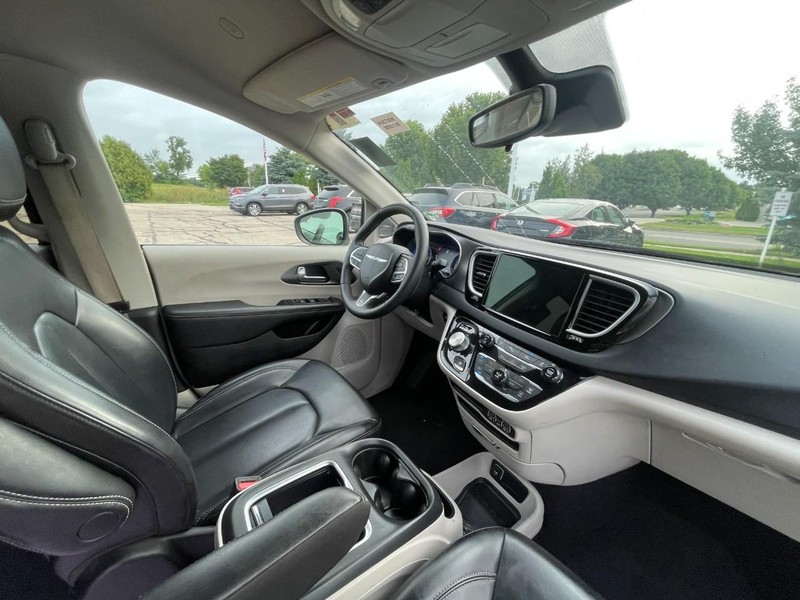 Chrysler Pacifica Vehicle Image 05
