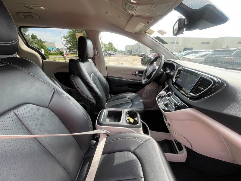 Chrysler Pacifica Vehicle Image 03