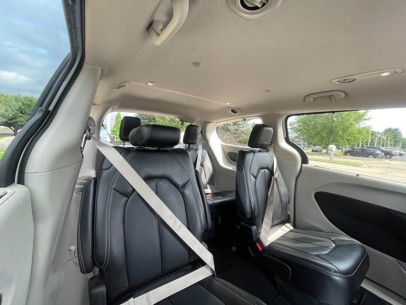 Chrysler Pacifica Vehicle Image 04