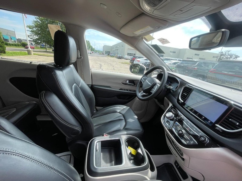 Chrysler Pacifica Vehicle Image 05