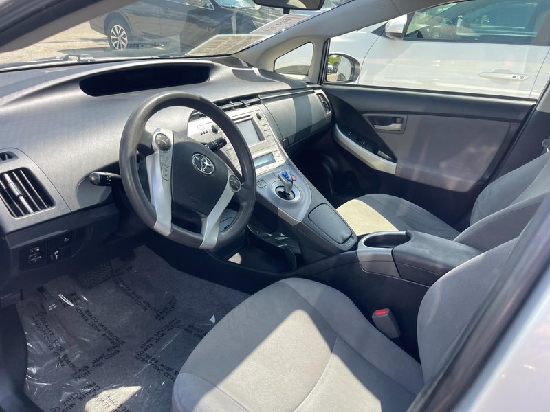 Toyota Prius Vehicle Image 02