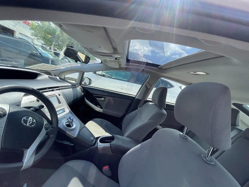 Toyota Prius Vehicle Image 04