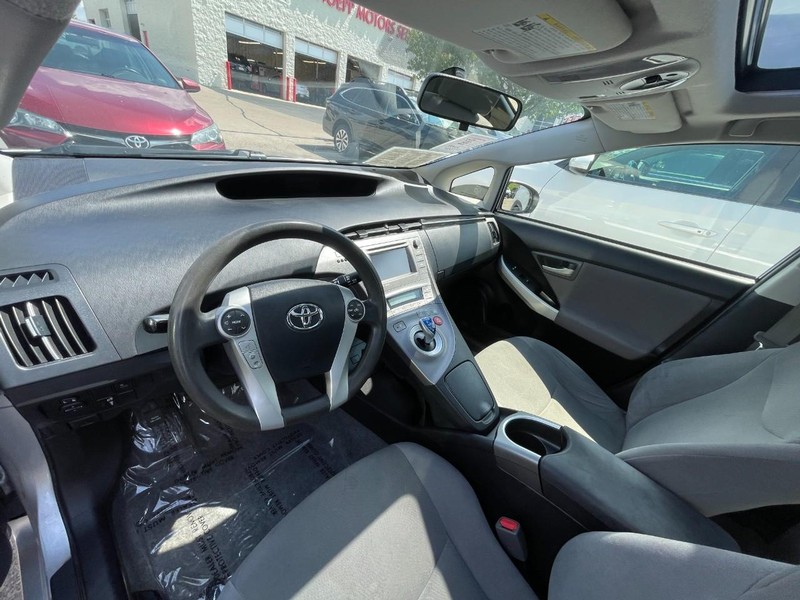 Toyota Prius Vehicle Image 05