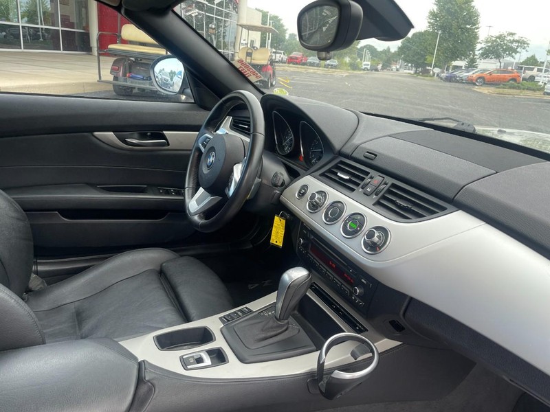 BMW Z4 Vehicle Full-screen Gallery Image 02