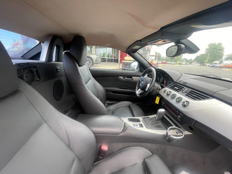 BMW Z4 Vehicle Full-screen Gallery Image 03