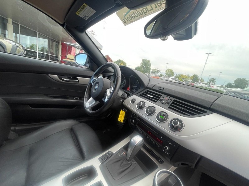 BMW Z4 Vehicle Full-screen Gallery Image 05