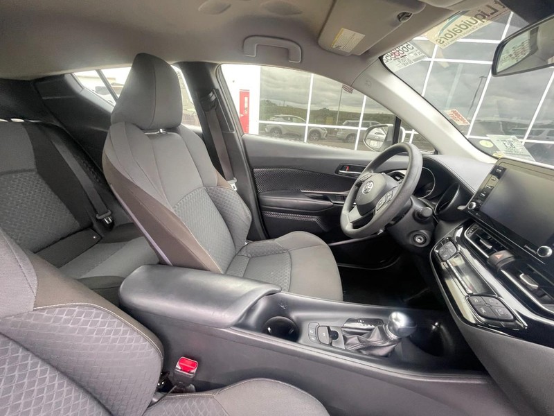 Toyota C-HR Vehicle Image 06