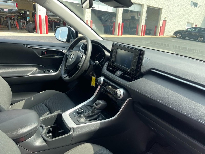 Toyota RAV4 Vehicle Image 09