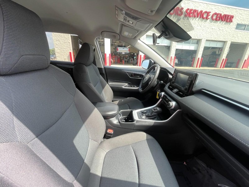 Toyota RAV4 Vehicle Image 10