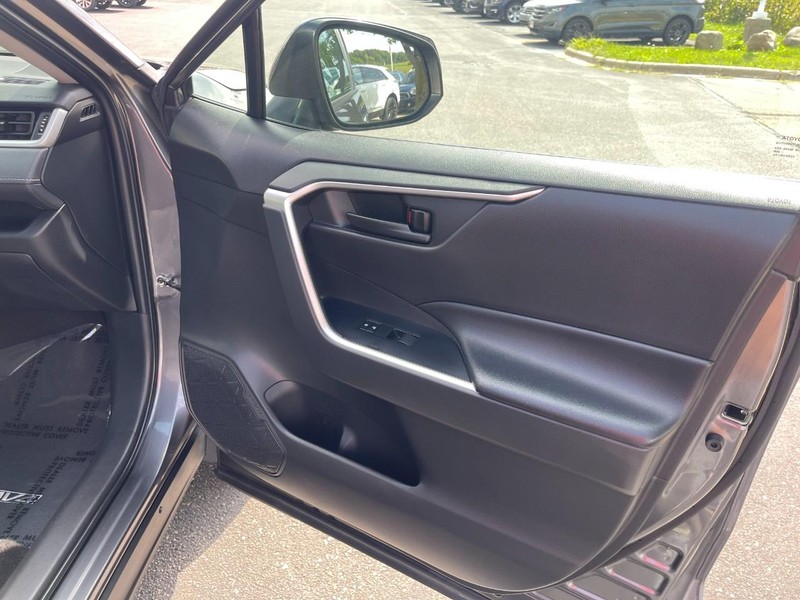 Toyota RAV4 Vehicle Image 11
