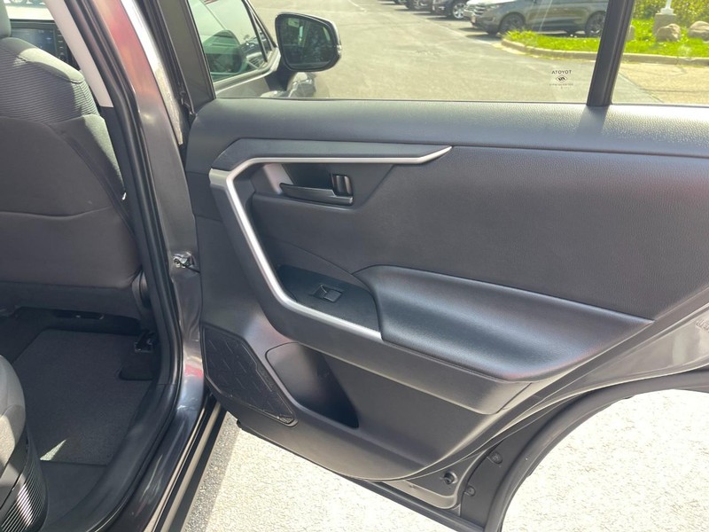 Toyota RAV4 Vehicle Image 14