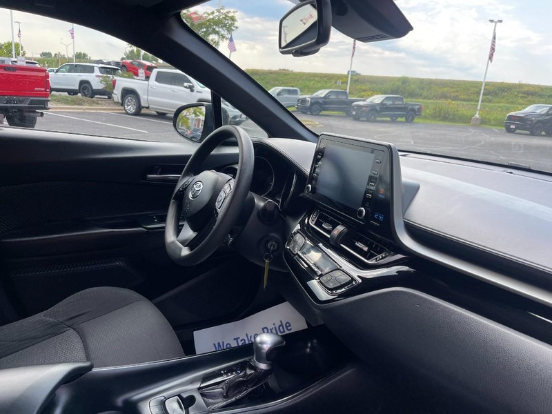 Toyota C-HR Vehicle Image 05