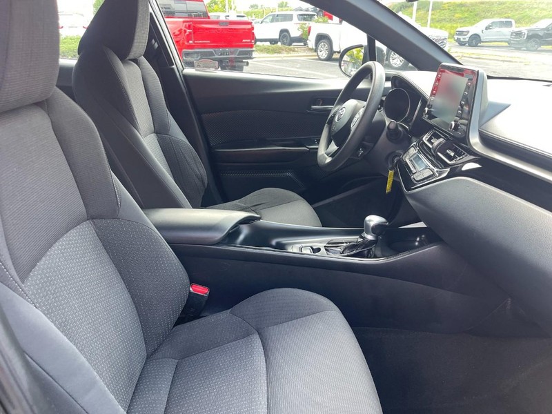 Toyota C-HR Vehicle Image 06