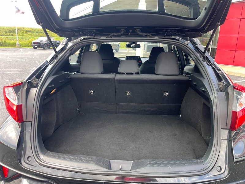 Toyota C-HR Vehicle Image 09