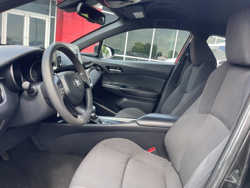 Toyota C-HR Vehicle Image 11