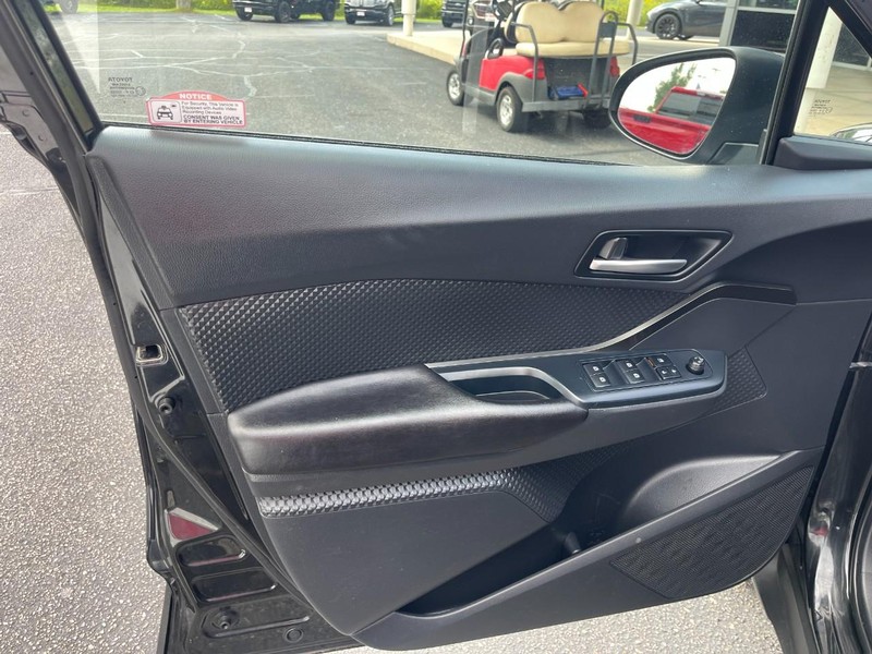 Toyota C-HR Vehicle Image 12
