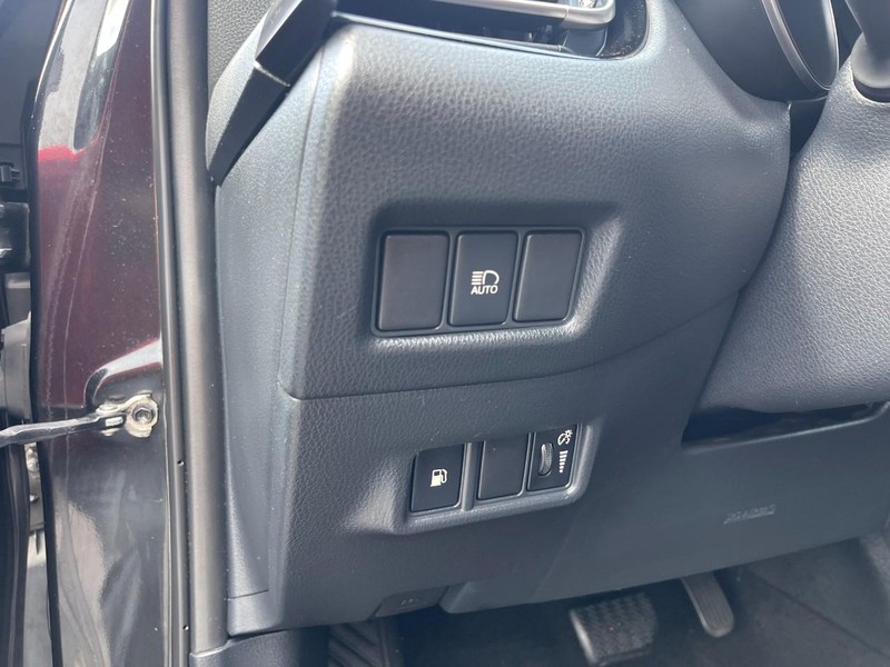 Toyota C-HR Vehicle Image 13