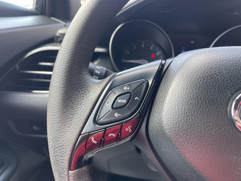 Toyota C-HR Vehicle Image 15