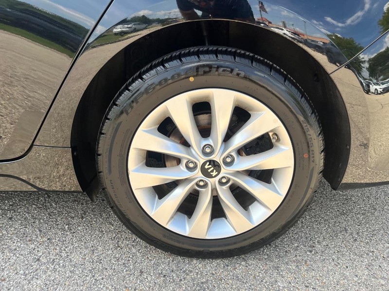 Kia Optima Vehicle Image 17