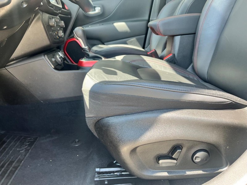 Jeep Renegade Vehicle Image 14