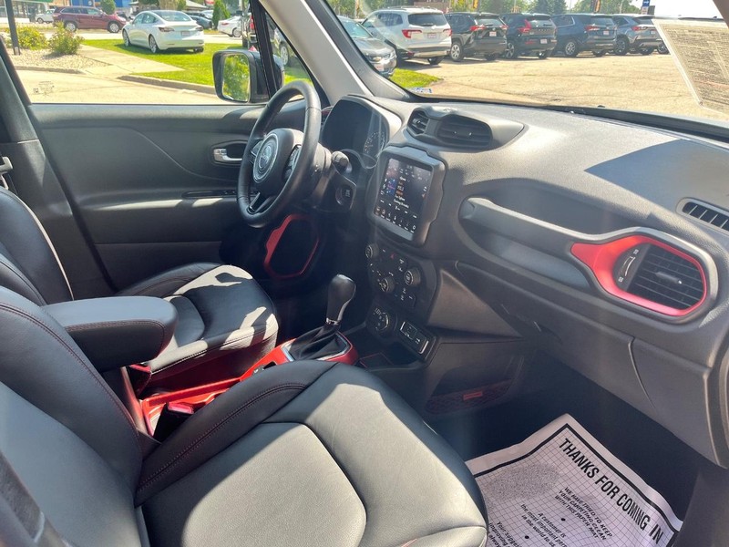 Jeep Renegade Vehicle Image 16