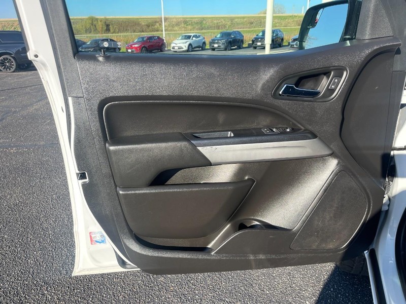 Chevrolet Colorado Vehicle Full-screen Gallery Image 09