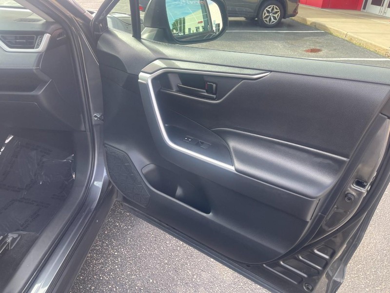 Toyota RAV4 Vehicle Image 12