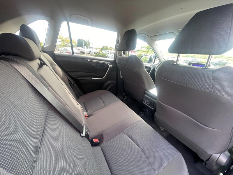 Toyota RAV4 Vehicle Image 13