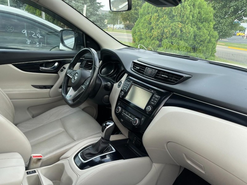 Nissan Rogue Sport Vehicle Image 02