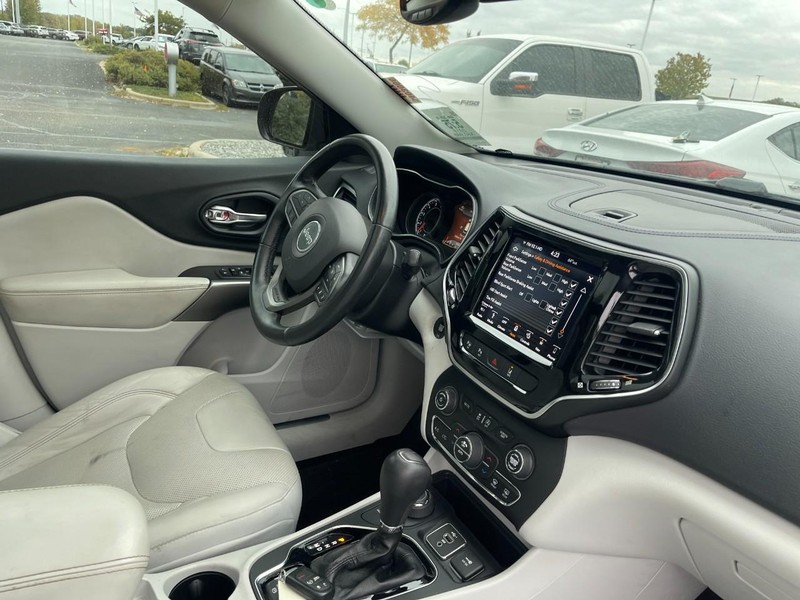 Jeep Cherokee Vehicle Image 02