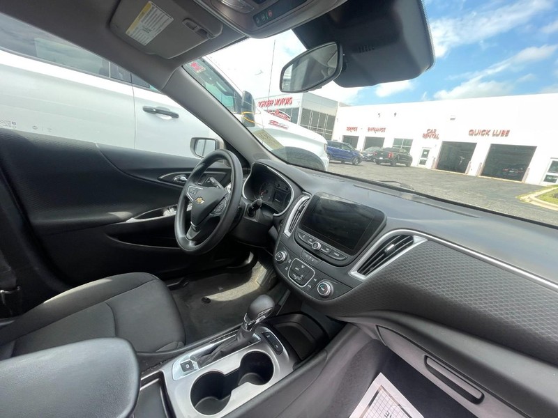Chevrolet Malibu Vehicle Image 05