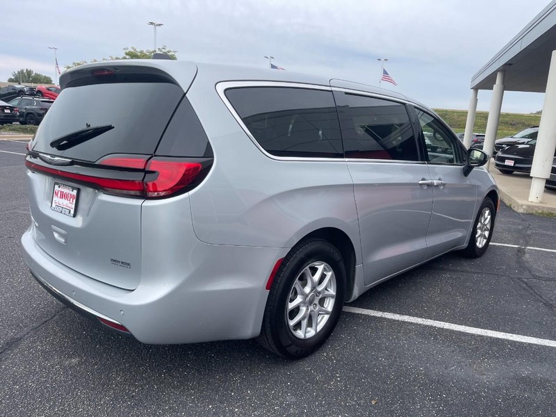 Chrysler Pacifica Vehicle Image 03