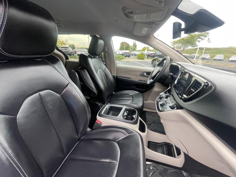 Chrysler Pacifica Vehicle Image 10