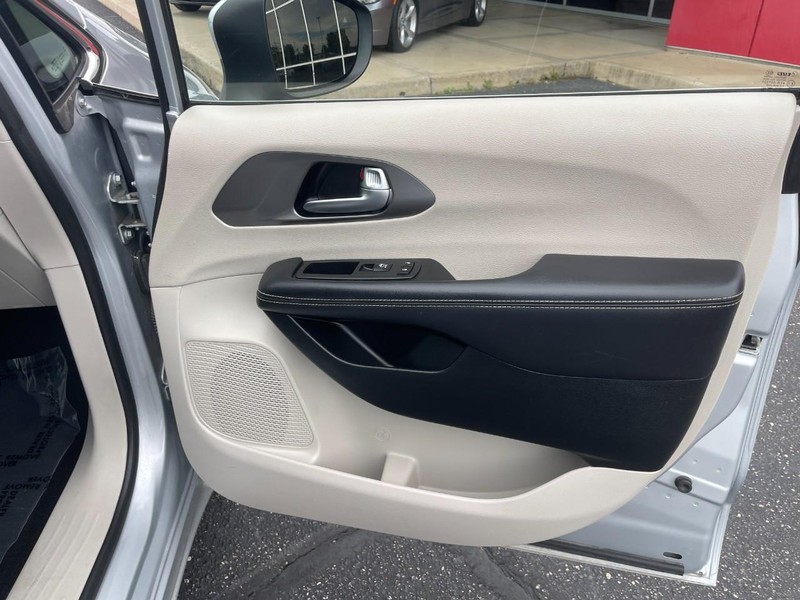 Chrysler Pacifica Vehicle Image 11