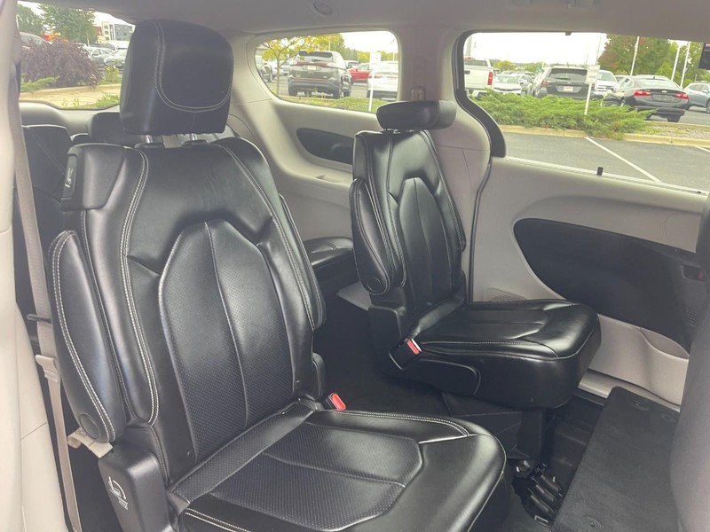 Chrysler Pacifica Vehicle Image 12