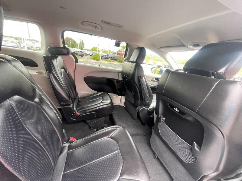 Chrysler Pacifica Vehicle Image 13