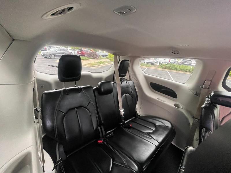 Chrysler Pacifica Vehicle Image 14