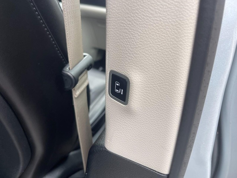 Chrysler Pacifica Vehicle Image 15