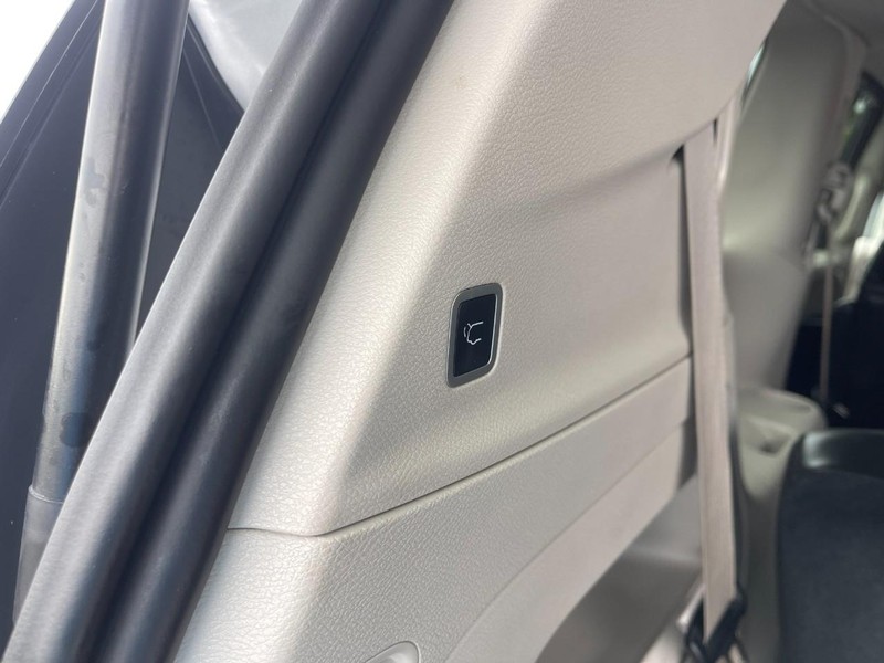 Chrysler Pacifica Vehicle Image 17