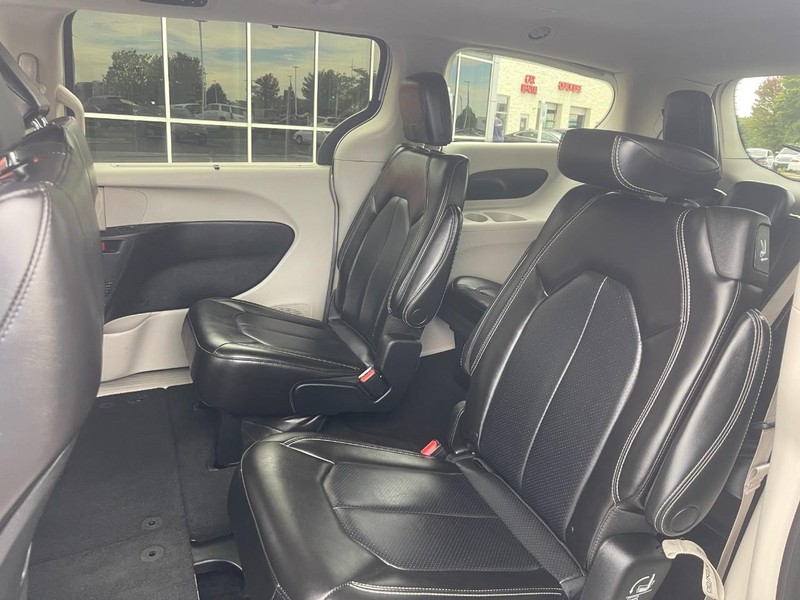 Chrysler Pacifica Vehicle Image 18