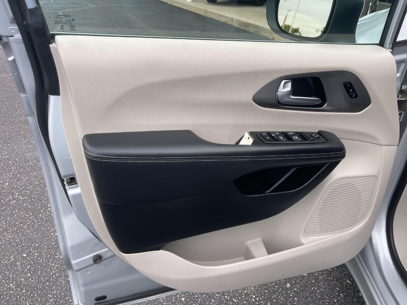 Chrysler Pacifica Vehicle Image 21