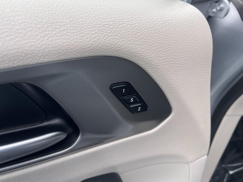 Chrysler Pacifica Vehicle Image 22