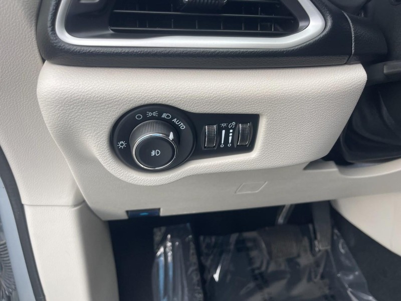 Chrysler Pacifica Vehicle Image 23