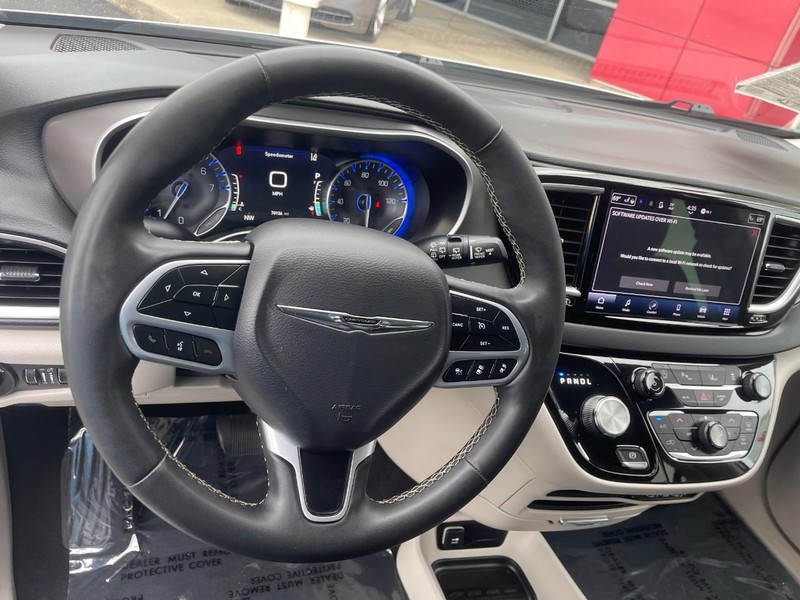 Chrysler Pacifica Vehicle Image 24