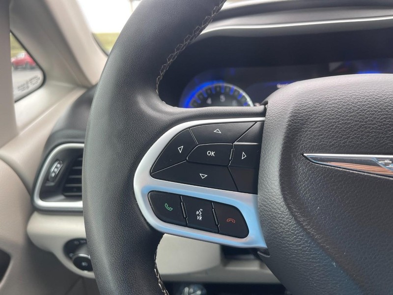Chrysler Pacifica Vehicle Image 25