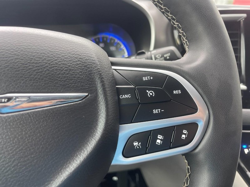 Chrysler Pacifica Vehicle Image 26