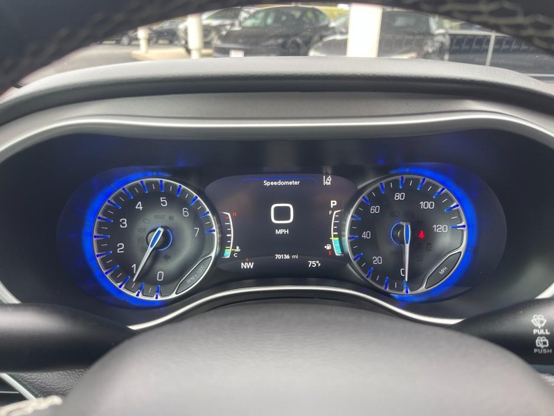 Chrysler Pacifica Vehicle Image 27