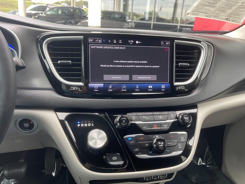 Chrysler Pacifica Vehicle Image 31